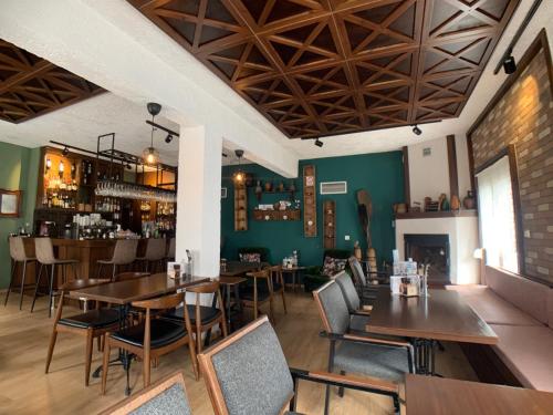 Ресторан, Guesthouse Monopati - Ξενώνας Μονοπάτι (Guesthouse Monopati - Ξενωνας Μονοπατι) in Маніакоі