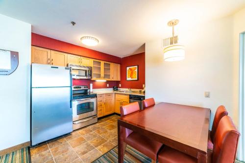 Metro PHX Upstairs 2bd sleeps 6 heated pool NO PETS ALLOWED - image 2