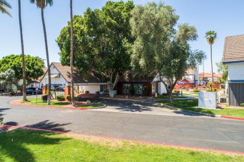 Metro PHX Upstairs 2bd sleeps 6 heated pool NO PETS ALLOWED - image 12