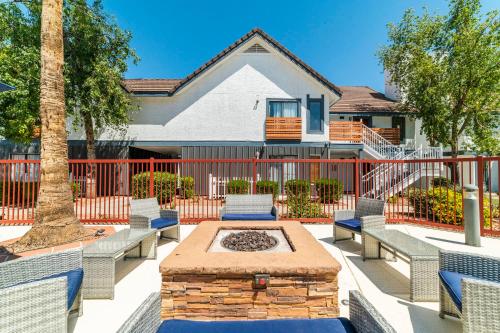 Metro PHX Upstairs 2bd sleeps 6 heated pool NO PETS ALLOWED - image 7