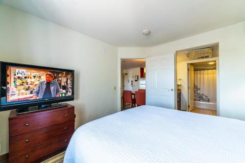 Metro PHX Upstairs 2bd sleeps 6 heated pool NO PETS ALLOWED, Phoenix