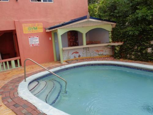 Tropical Court Hotel in Montego Bay