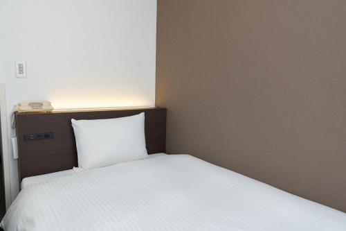 Single Room - Non-Smoking image 6