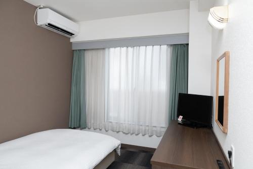 Double Room with Small Double Bed - Smoking image 3