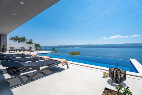 Villa Admira Maria with a heated pool and sea views – khách sạn tại Stanici