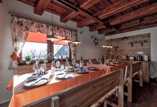Ümbrus, VULCANO Guesthouse in Vinica