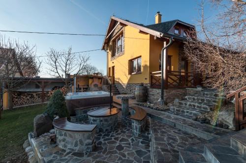 Ümbrus, VULCANO Guesthouse in Vinica