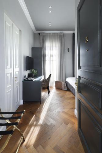 Premium Double Room image 10