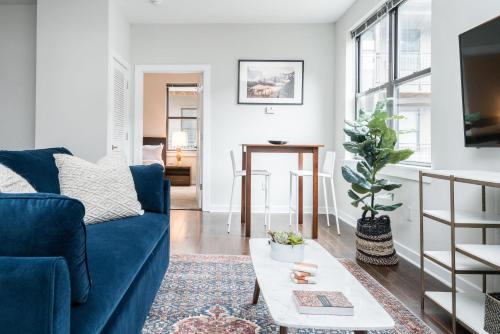 CozySuites Music Row Spacious 1BR with free parking 45 in Nashville, USA