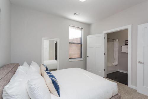CozySuites Music Row Spacious 1BR in Nashville! 26