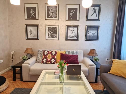 Urban Downtown Apartment - image 9