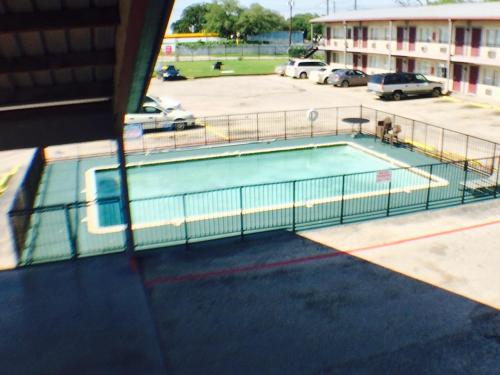 Austin Motor Inn - image 6