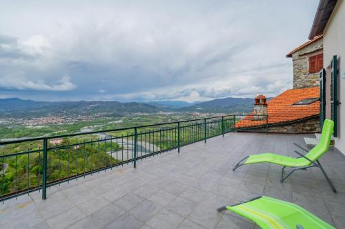 Comfy & Roomy Apt - View on the Ligurian Hills! - Apartment - Vezzano Ligure