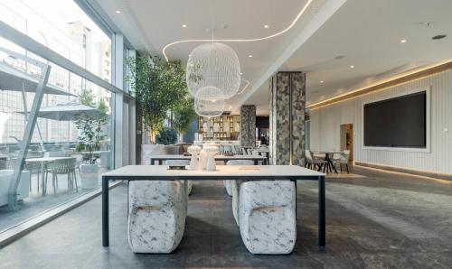 المرافق, فندق إيليونيون أتريوم (Ilunion Atrium Hotel) in سيوداد لينيل