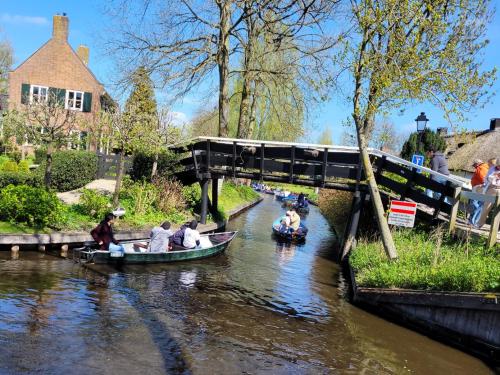  B&B Villa Giethoorn - canalview, privacy & parking in Giethoorn