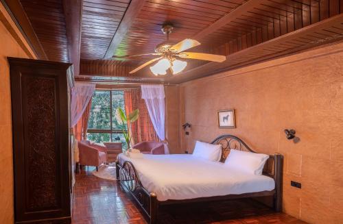 Blue Dream Guesthouse Room Type - King Room with Mountain View