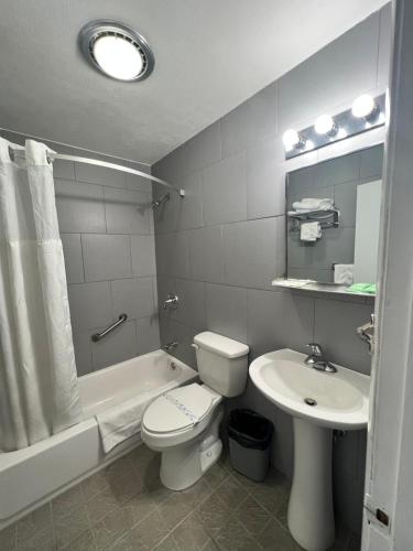Inn Towne Motel - image 6