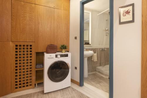 Vibrant apartment in Kolonaki area - image 8