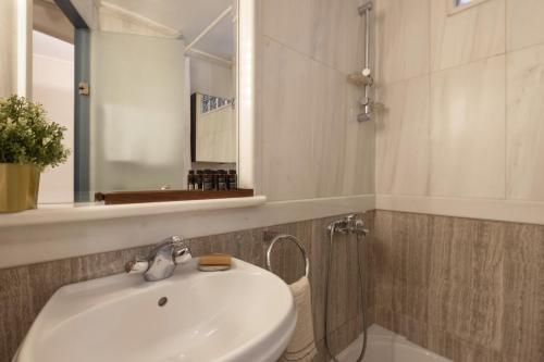 Vibrant apartment in Kolonaki area - image 14
