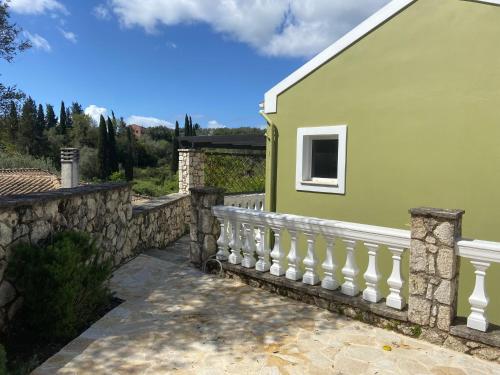 Villa by the Lake in Karoubatika near Agios Ioannis