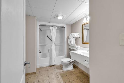 Breathtaking 2BR Condo w Floor-to-Ceiling Windows Overlooking Ocean - image 14