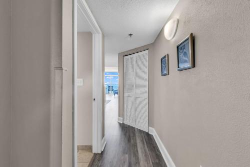 Breathtaking 2BR Condo w Floor-to-Ceiling Windows Overlooking Ocean - image 10