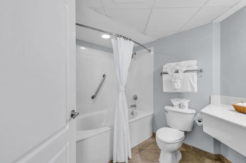 Breathtaking 2BR Condo w Floor-to-Ceiling Windows Overlooking Ocean - image 3
