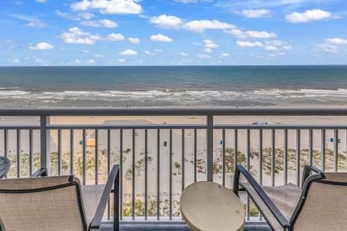 Breathtaking 2BR Condo w Floor-to-Ceiling Windows Overlooking Ocean - image 4