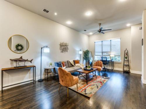 CozySuites Uptown 3BR King Beds Skyline View in Dallas, USA
