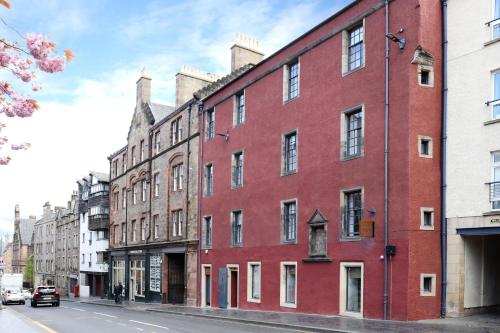 JOIVY Affordable 3,4,5 and 12 bed private flats next to Royal Mile