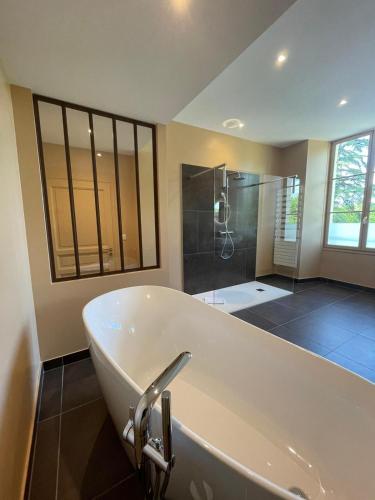 Hôtel & Restaurant - Le Manoir des Cèdres - piscine extérieure et climatisation 3