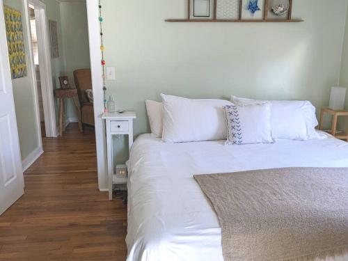 Victory Garden Cottage 12 min to downtown with fire pit and in Asheville, USA