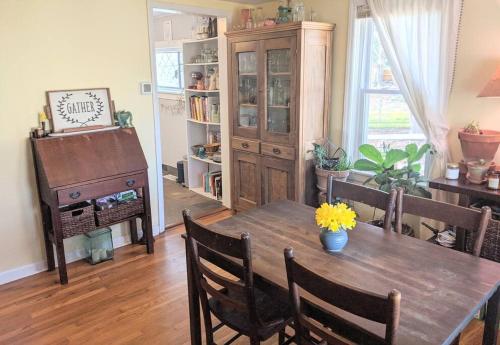 Victory Garden Cottage 12 min to downtown with fire pit and in Asheville, USA