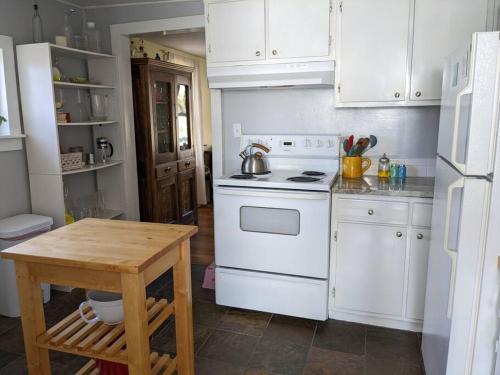 Victory Garden Cottage 12 min to downtown with fire pit and in Asheville, USA