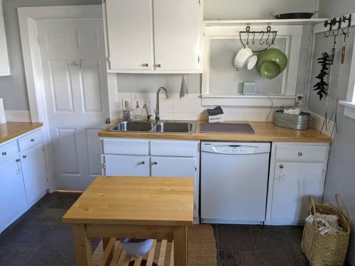 Victory Garden Cottage 12 min to downtown with fire pit and in Asheville, USA
