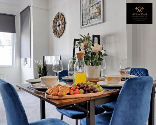 Deluxe Apartment in Southend-On-Sea by Artisan Stays I Free Parking I Weekly & Monthly Stay Offer