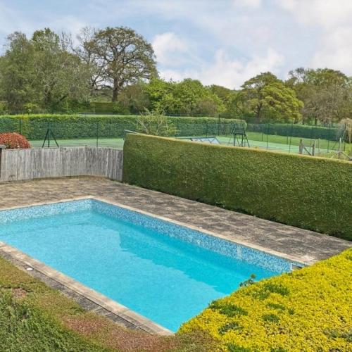 6 Bed Countryside Mansion With Tennis Court & Swimming Pool with Parking in Leatherhead