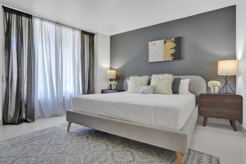 Stunning Beach Resort Large 4BR 3BA Condo 24 FL in Hallandale Beach, USA