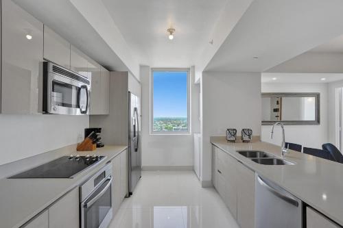 Stunning Beach Resort Large 4BR 3BA Condo 24 FL in Hallandale Beach, USA