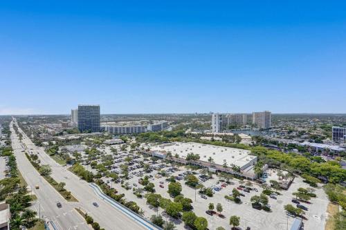 Stunning Beach Resort Large 4BR 3BA Condo 24 FL in Hallandale Beach, USA