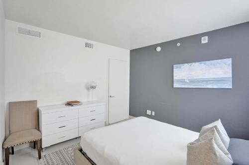Stunning Beach Resort Large 4BR 3BA Condo 24 FL - Tap to explore photos