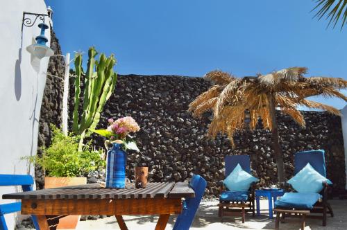 Stylish getaway with secluded Patio in lava Finca