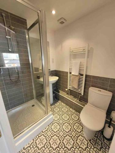 5 Bed Modern Cheltenham Town Centre Home - Tap to explore photos