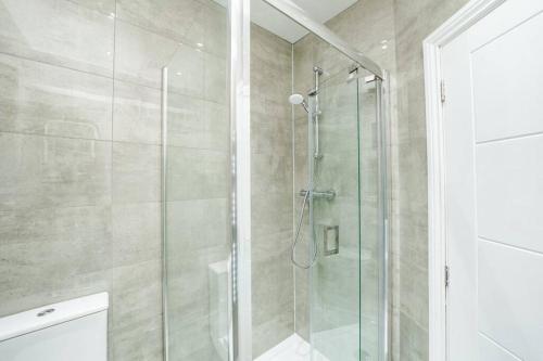 Newly Renovated Modern 4 Bed 3 Bath Apartment London, Londyn (zdjęcie 5)