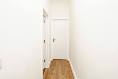 Newly Renovated Modern 4 Bed 3 Bath Apartment London, Londyn (zdjęcie 6)