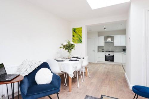 Newly Renovated Modern 4 Bed 3 Bath Apartment London, Londyn (zdjęcie 7)