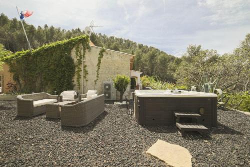 Villa de 5 chambres avec piscine privee jacuzzi et jardin clos a Aubagne