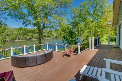 Arkansas Vacation Rental with Deck on White River!