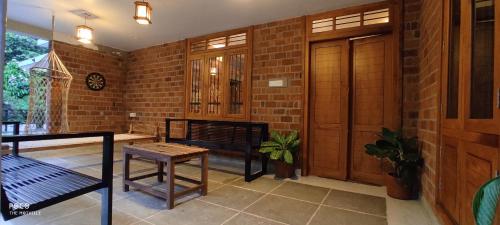 ระเบียง/ชานเรือน, Private villa with pool for Family Groups in อิรูลัม