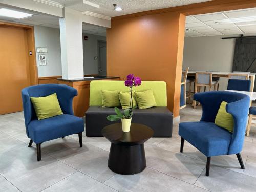 Lobby, Baymont by Wyndham Orlando South in FL Mall